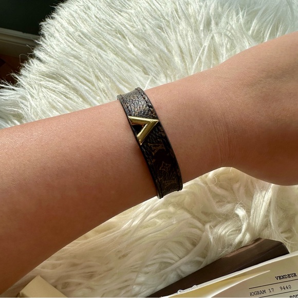 [SOLD] Authentic LOUIS VUITTON ESSENTIAL V BRACELET IN MONOGRAM SIZE 17 - Picture 7 of 12